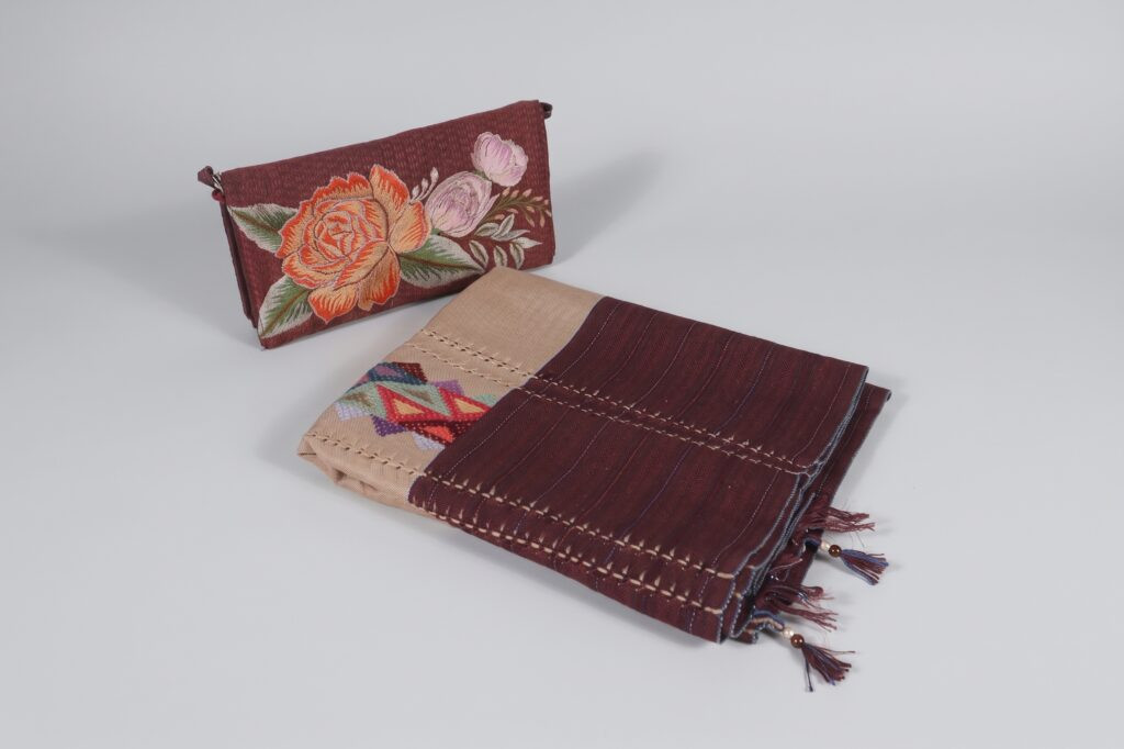 Bolso de Mano con Bordado Tradicional